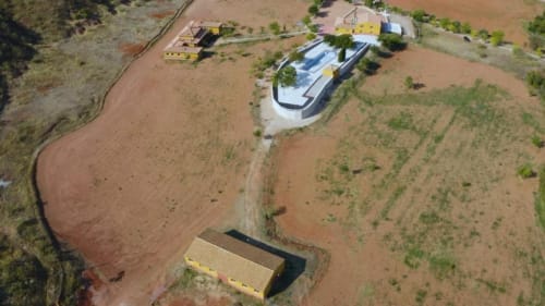 Vista aérea de la villa Finca El Arroyo en Alcaraz con casa de piscina moderna, terraza y paisaje rural circundante.