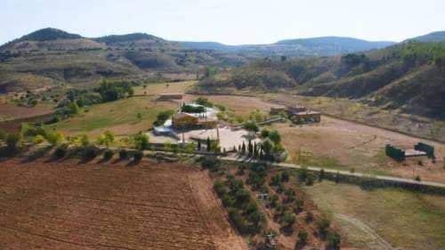Vista aérea de la villa Finca El Arroyo en Alcaraz, España con colinas ondulantes, olivares y paisaje rural