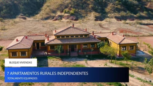 Villa rural Finca El Arroyo en Alcaraz con terraza, construcciones ocre amarillo y tejados de tejas oscuras