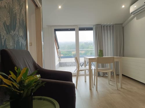 Apartamento moderno en Avio Apartamentos con vistas a la montaña, zona de estar, comedor y balcón en Santiago de Compostela