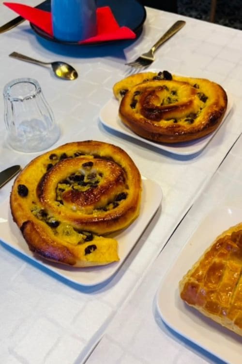 Pâtisseries fraîchement cuites aux pépites de chocolat servies à la table du petit-déjeuner d'Au Richebourg Nogent