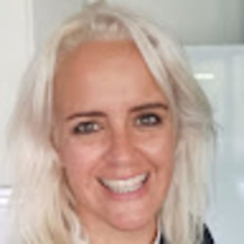 Femme souriante aux cheveux blancs à la chambre d'hôtes Au Richebourg Nogent à Nogent-sur-Seine