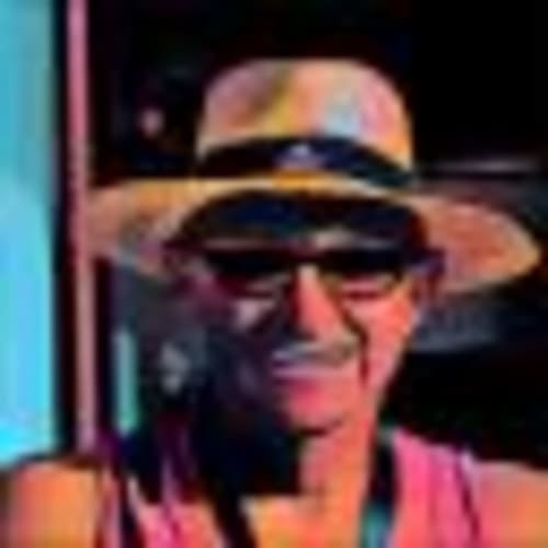 Homme portant un chapeau coloré et des lunettes de soleil à l'Au Richebourg Nogent B&B à Nogent-sur-Seine, France