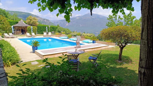 Magnifique piscine et jardin de l'hôtel Loup Castel Boutique au Bar-sur-Loup avec vue sur les montagnes
