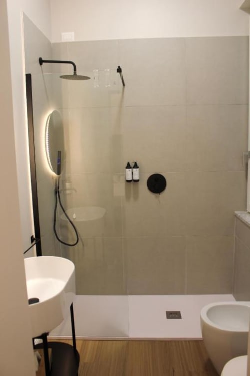 Moderno bagno con doccia a pioggia a Maison Riviera Reggio di Calabria, box doccia in vetro e accessori