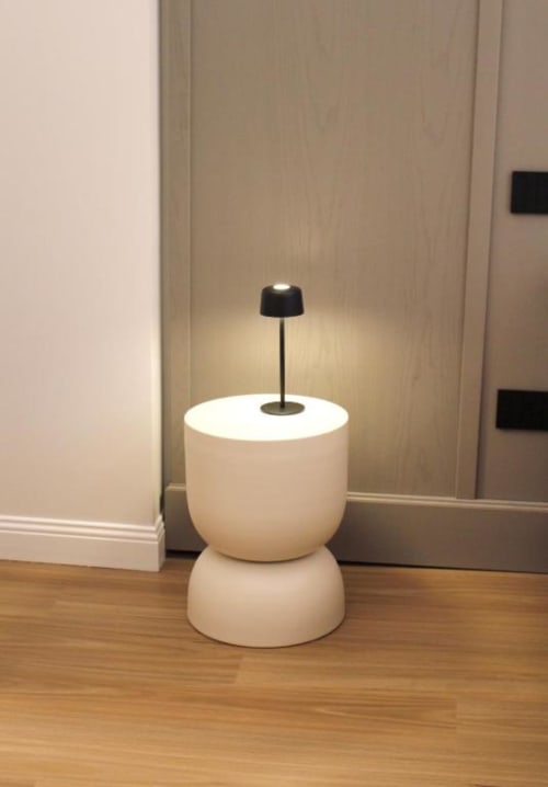 Moderna lampada da tavolo nera con base cilindrica bianca nella camera dell'hotel Maison Riviera a Reggio di Calabria