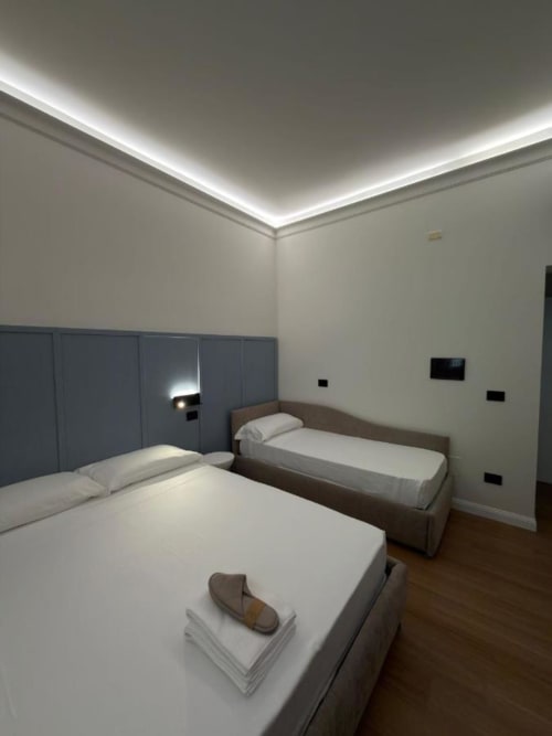 Camera doppia moderna della Maison Riviera B&B a Reggio di Calabria con illuminazione LED al soffitto e arredi contemporanei