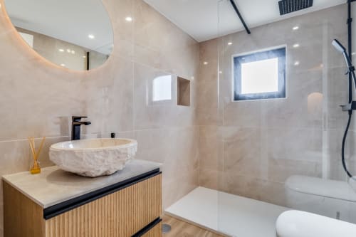 Banheiro moderno no apartamento AlgarStays Algarve com pia de mármore, chuveiro walk-in e acabamentos contemporâneos