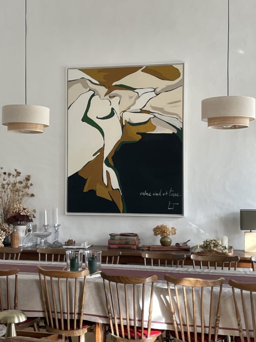 Salle à manger contemporaine au Moulin Dorceau avec œuvres abstraites, luminaires suspendus, chaises en bois et buffet stylisé.