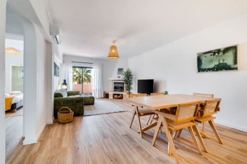 Apartamento moderno no Algarve com sala de jantar e estar mobiliados em madeira, vistas para o mar e design costeiro contemporâneo