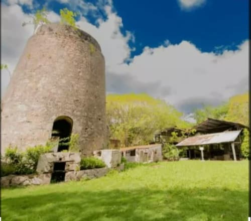 Tour historique en pierre avec dépendances à Maly Blue, Le Moule, Guadeloupe, dans un cadre verdoyant