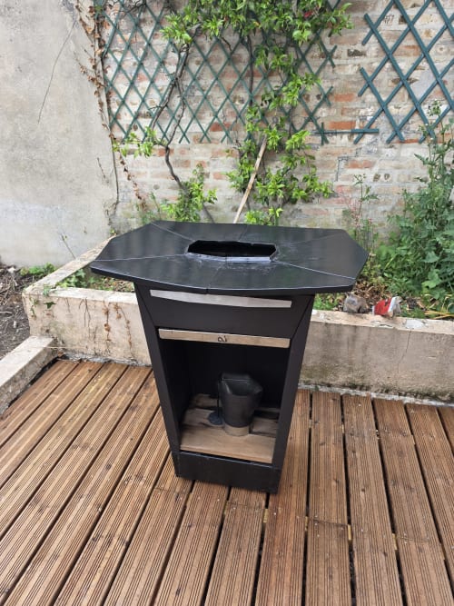 Black outdoor barbecue grill on wooden deck at Gîte de la cité Tirlet cottage in Chalons en Champagne