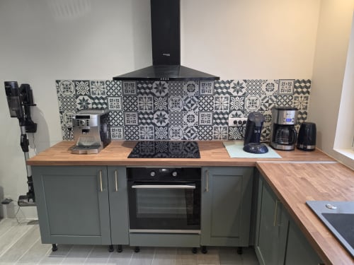 Modern kitchen in Gîte de la cité Tirlet cottage, Chalons en Champagne, with patterned backsplash and appliances