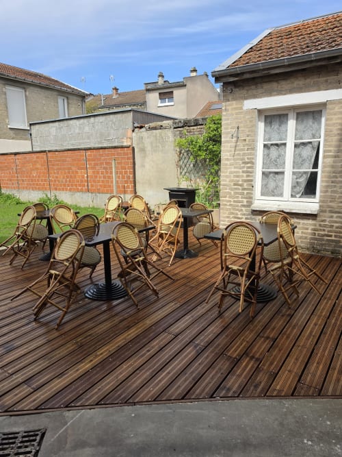 Outdoor terrace with rattan chairs and tables at Gîte de la cité Tirlet cottage in Chalons en Champagne