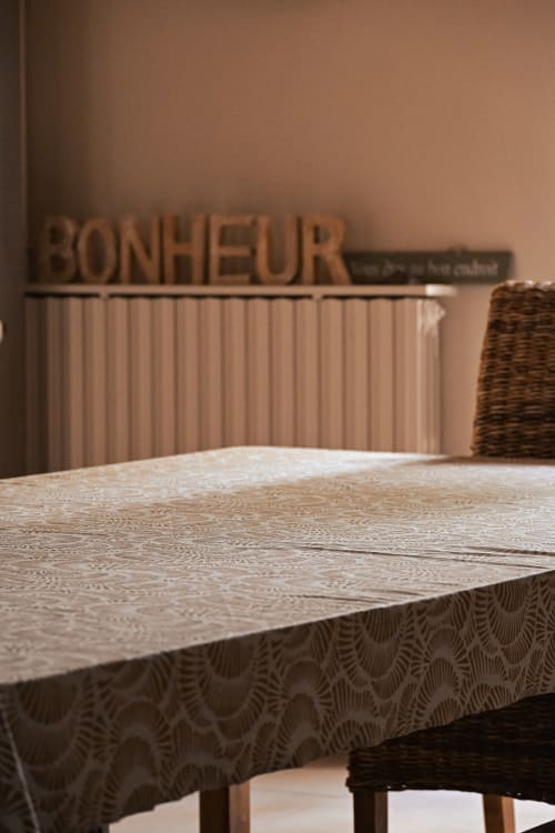 Chambre douillette au Mas De La Digue B&B à Châteaurenard avec linge texturé et décoration murale 'Bonheur'