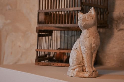 Figurine de chat en pierre au gîte Mas De La Digue à Châteaurenard, France