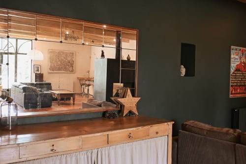Espace d'accueil de la boutique Mas De La Digue à Châteaurenard avec comptoir en bois et vitrine exposant du mobilier vintage
