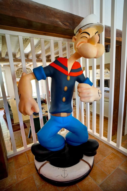 Décoration statue Popeye à la villa Maison Héléna, propriété hellofamily à Lain, France