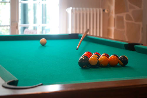 Table de billard avec boules et queue dans la villa Maison Héléna de l'hôtel hellofamily, Lain
