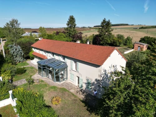Villa Maison Héléna à Lain avec toit rouge, véranda vitrée, piscine chauffée et vue sur la campagne