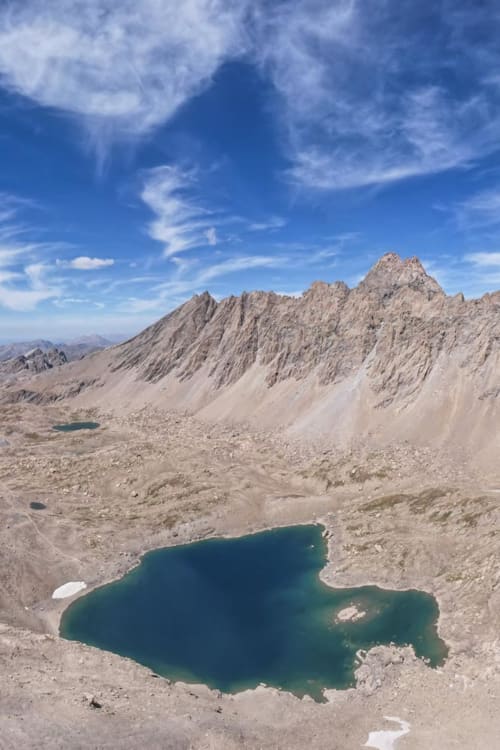 Lacs alpins glaciaires entourés de pics rocheux près de Meolans-Revel, désert montagneux français