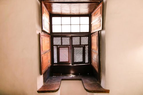 Ventana de marco de madera con cristales de celosía abiertos a la luz natural en Casa 1820, apartamento rural La Palma, Santa Cruz