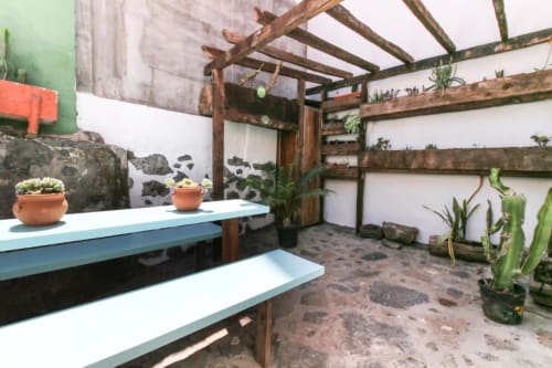 Patio rústico de jardín en Casa 1820, La Palma Rural, con pérgola de madera, plantas en macetas y zona de comedor con vistas al