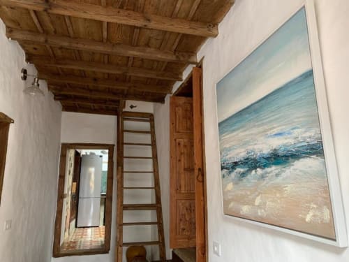 Interior rústico en Rural La Palma con vigas de madera vista, escalera de madera, arte marino y cocina moderna