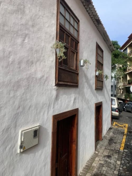 Casa histórica blanqueada Casa 1820 en Santa Cruz de la Palma con puertas y ventanas de madera en calle adoquinada