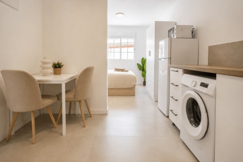 Estudio moderno y accesible en Studios Sanchis con lavadora, zona de comedor y dormitorio en hotel de Alicante