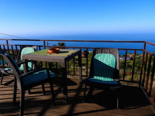 Terraza con asientos en Villa Las Flores con vistas al océano y las montañas sobre Tijarafe, La Palma