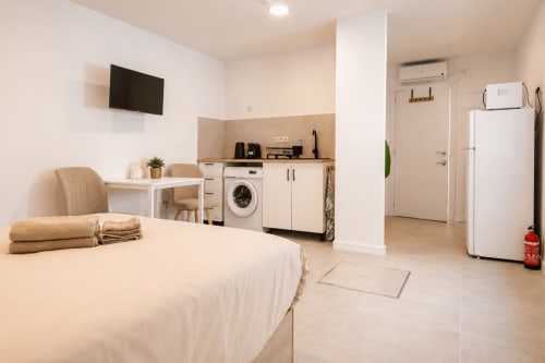 Estudio Doble Deluxe en Studios Sanchis, Alicante: cama, cocina, lavadora, TV y amenidades modernas