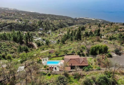Villa El Topo con piscina privada en un exuberante paisaje de colinas verdes, El Pinillo, La Palma