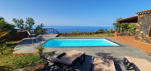 Piscina privada de Villa El Topo con vistas al océano azul, El Pinillo, La Palma