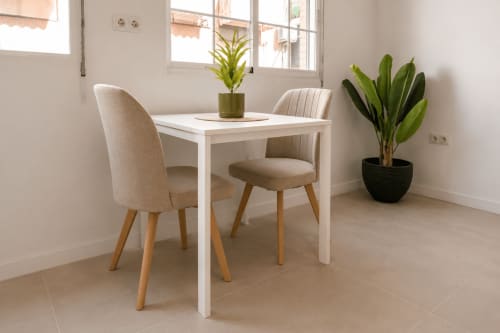 Moderno comedor de estudio en Hotels Sanchis Alicante con mesa blanca, sillas neutrales y plantas verdes