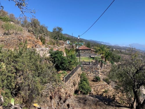 Villa Awara en El Pinillo con vistas a la montaña, olivos, terraza y vista al océano.