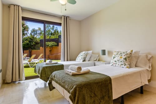 Twin bedroom with terrace view at Ayma Villa Cielo y Mar in Benalmádena, featuring garden access
