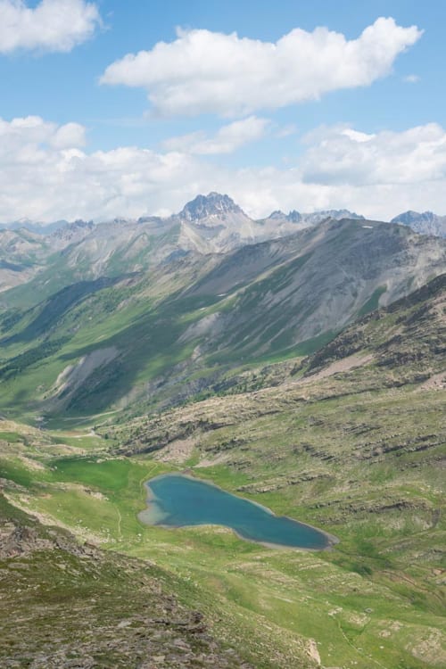 Lac alpin et montagnes près de la Maison d'Hôtes Les Méans, Meolans-Revel, France