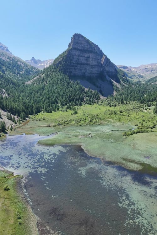 Vallée alpine avec pic montagneux, forêt et ruisseau près de la Maison d'Hôtes Les Méans, Meolans-Revel