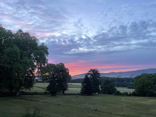Lever de soleil sur la campagne du Morvan avec arbres et champs près du Château de Vaux, Étang sur Arroux