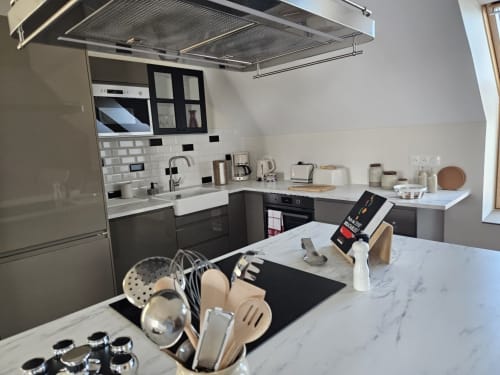 Cuisine moderne de l'appartement Cap à l'Ouest au Clos De La Côte D'emeraude, Saint-Benoît-des-Ondes, avec îlot en marbre et