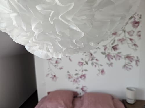 Chambre élégante au Clos De La Côte D'émeraude avec baldaquin blanc à volants et papier peint floral à Saint-Benoît-des-Ondes