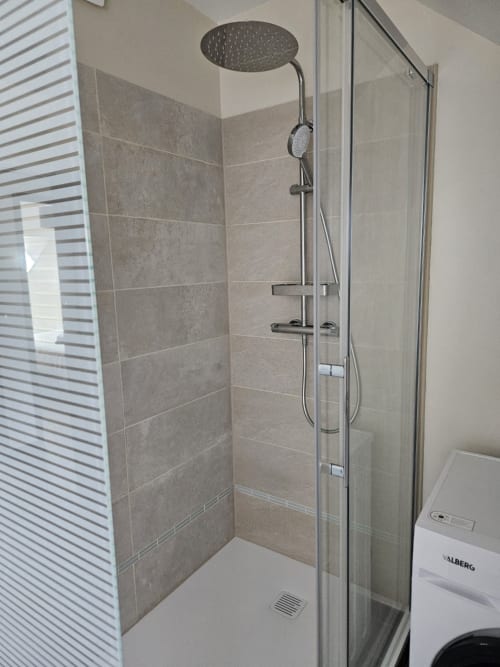 Douche moderne avec pommeau de tête et douchette à main dans l'appartement Cap à l'Ouest du Clos De La Côte