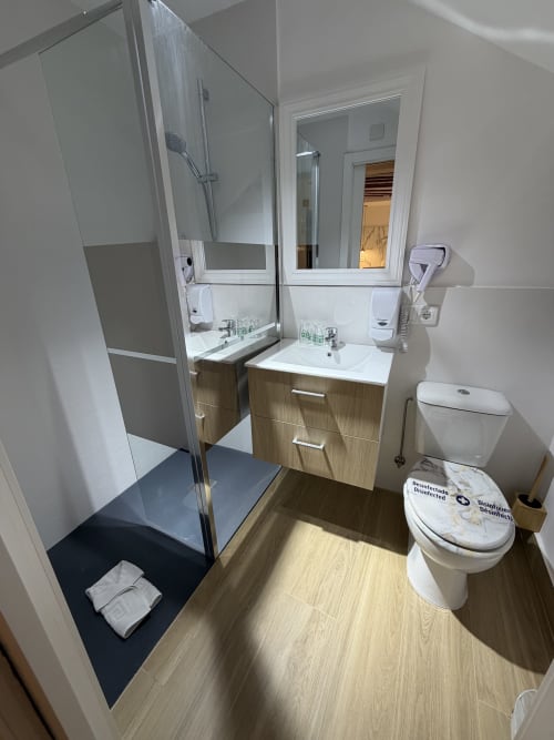 Modern bathroom in Habitación 15 at Complejo Turístico Retiro del Teatro, Almagro with shower, double sink, and toilet