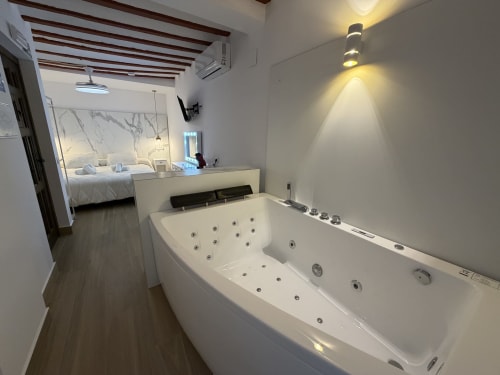 Luxury spa bathroom with jetted bathtub in Habitación 15 at Retiro del Teatro, Almagro