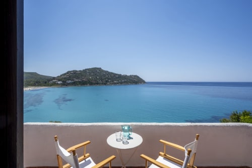 Terrazza Villa Marilin con vista sul mare turchese della Sardegna, accesso spiaggia privata, sdraio bianche e ombrellone