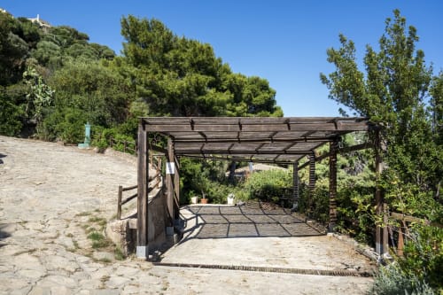 Pergolato in legno con rampicanti nella villa privata di Marilin a Sardegna, con vista sul mare