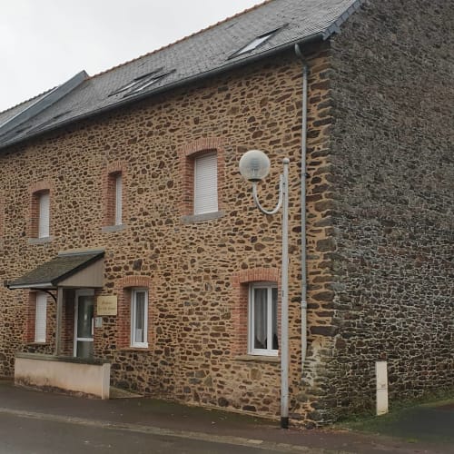Façade en pierre du gîte Le Clos De La Côte D'émeraude à Saint-Benoît-des-Ondes, architecture rustique