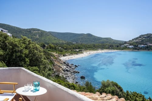 Terrazza panoramica sulla spiaggia turchese e le montagne di Top Villas Sardegna, Quartu Sant'Elena