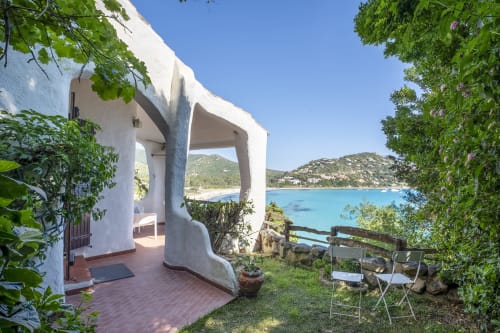 Terrazza di villa mediterranea bianca con vista sul mare turchese della Sardegna a Quartu Sant'Elena